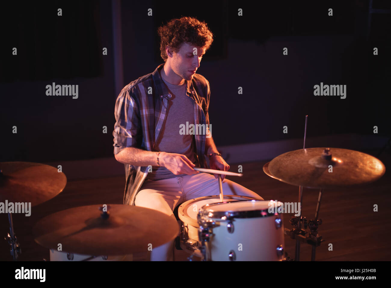 Drummer sitting at drum kit hi-res stock photography and images - Alamy