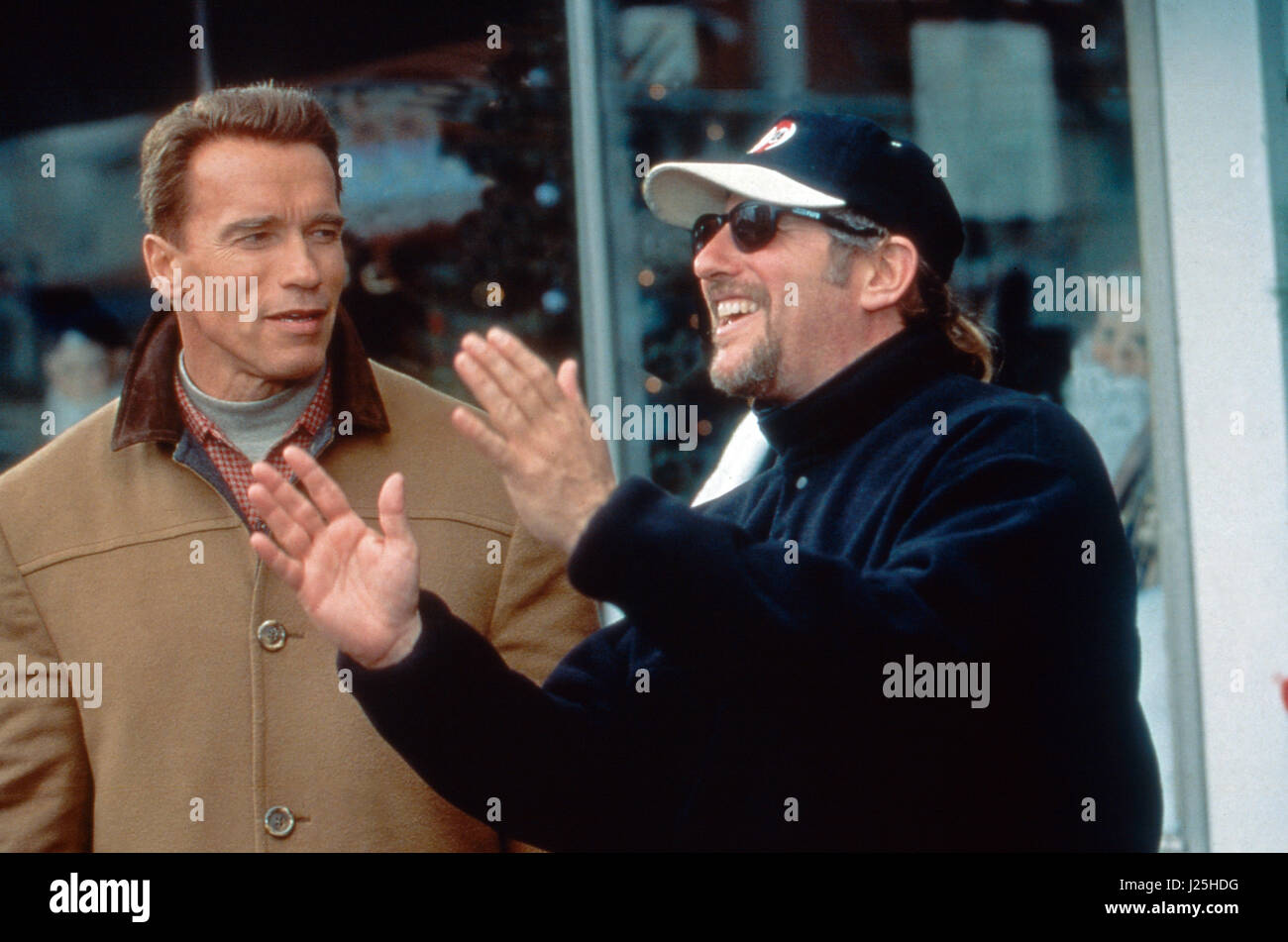 Der Regisseur Brian Levant mit Arnold Schwarzenegger bei den Dreharbeiten zu 'Jingle All The Way', 1996. Stock Photo