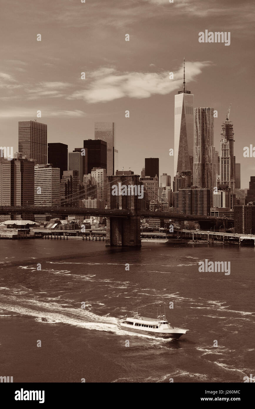 Nyc skyline white boat hi-res stock photography and images - Alamy