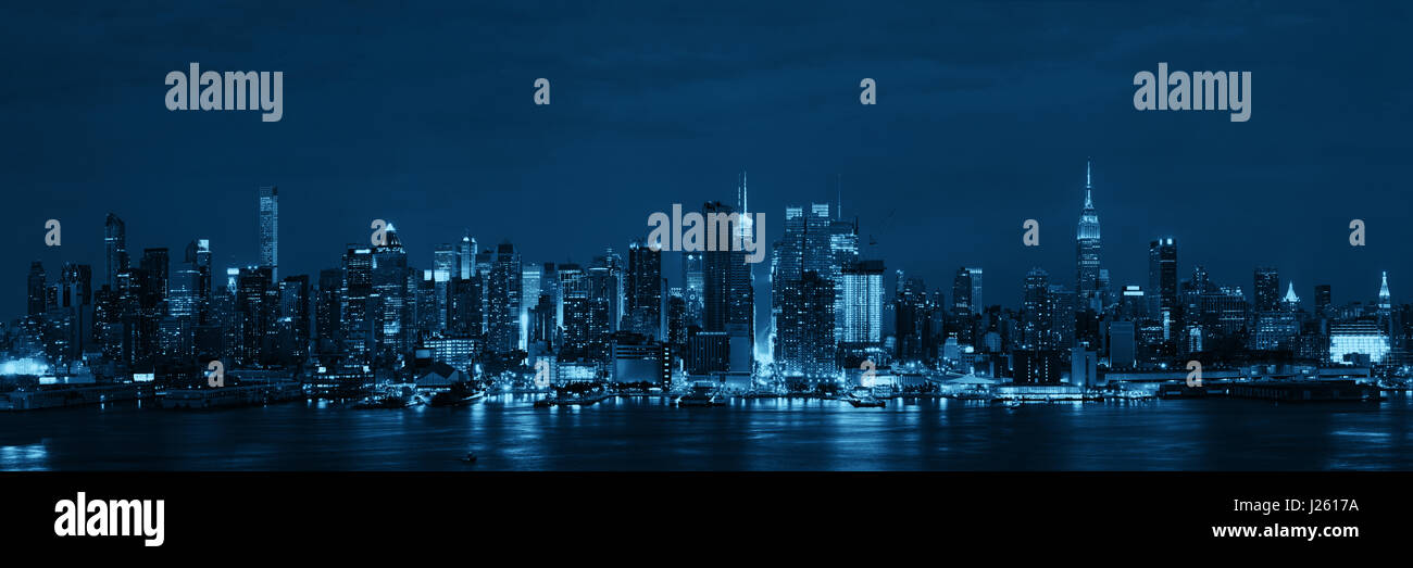 Manhattan midtown skyscrapers and New York City skyline at night ...