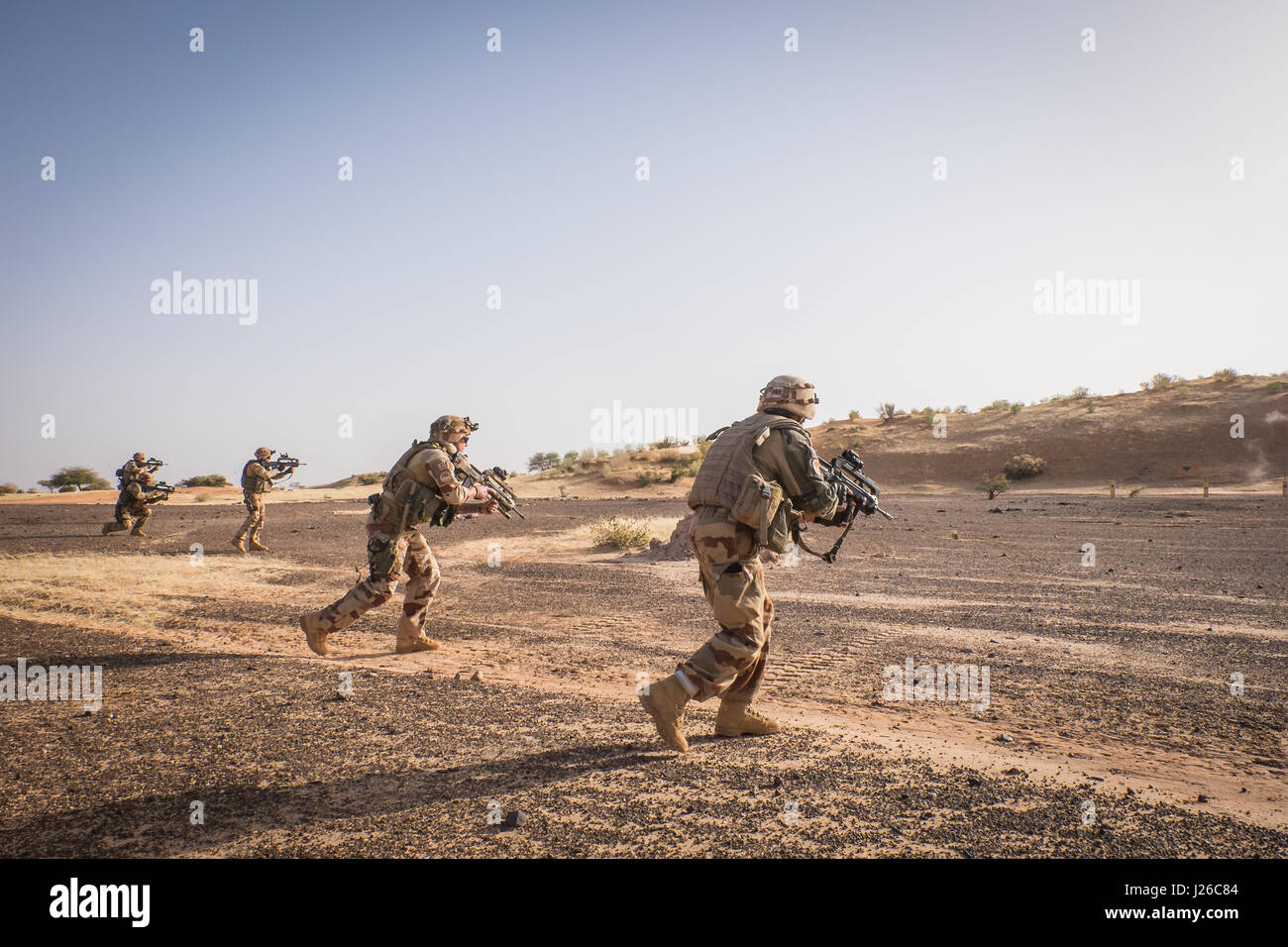 Daily life of french soldiers of barkhane military operation in Mali (Africa) launch in 2013 against terrorism in the area. During 4 months, 32 soldiers live together in the desert. Ansongo - Mali - December 2015. Reportage sur le quotidien des soldats du détachement de liason et d'appui opérationnel (DLAO) basé à Ansongo dans le cadre de l'opération militaire française 'Barkhane' lancé en 2013. Pendant 4 mois, 32 militaires vivent ensemble dans un petit camp au sud du pays. Ansongo - Mali - Décembre 2015. Stock Photo