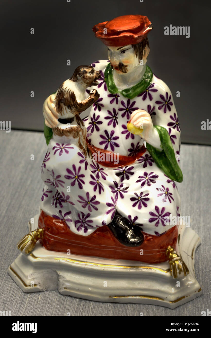 Sitzender Chinese mit Affe - Sitting Chinese with monkey 1735-1740  Johann Friedrich Eberlein most important modeler of the Meissen porcelain manufactory. Germany Stock Photo