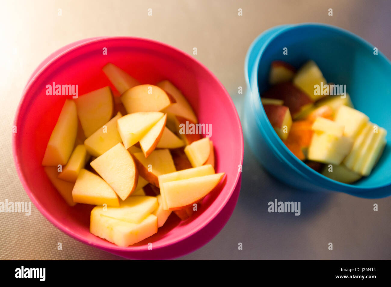 https://c8.alamy.com/comp/J26N14/sliced-pieces-of-apples-with-cinnamon-and-sugar-in-plastic-containers-J26N14.jpg