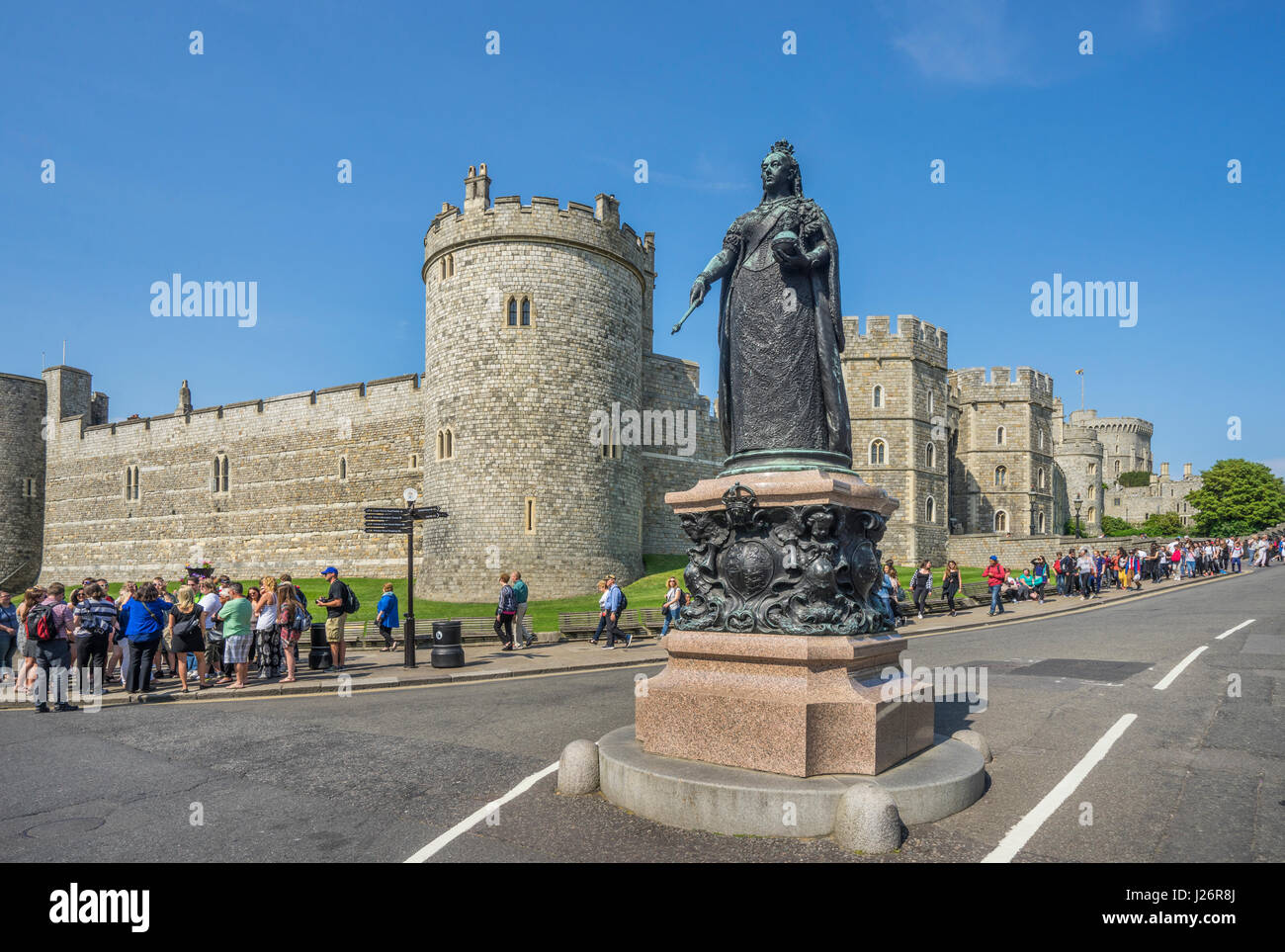 United Kingdom, England, Berkshire, Windsor, Queen Victoria Statue against the backdrop of Windsor Castle and the Salisbury Tower Stock Photo