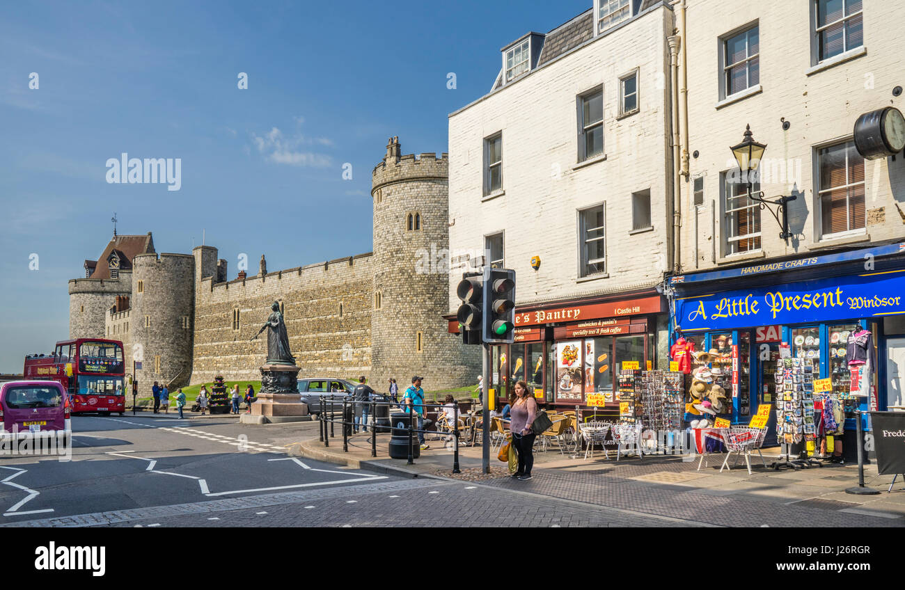 United Kingdom, England, Berhshire, view of Windsor High Street with Queen Victoria statue and the Lower Ward of WindsorCastle Stock Photo