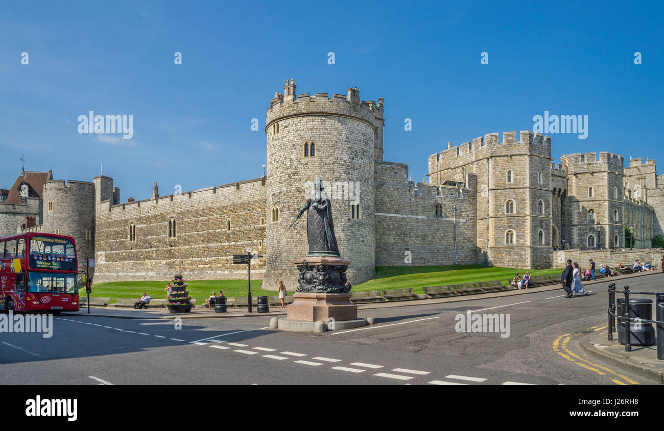 United Kingdom, England, Berkshire, Windsor, Queen Victoria Statue against the backdrop of Windsor Castle and the Salisbury Tower Stock Photo