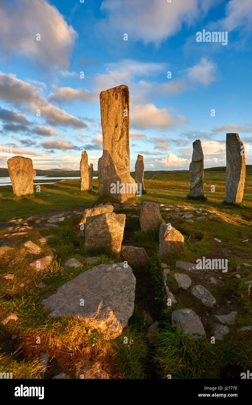 Central stone ring and monolith, erected around 2900BC, of the Calanais Standing Stones and its burial chamber built around 2000BC . Calanais Neolithi Stock Photo
