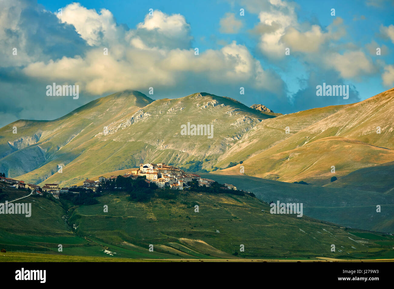 the-hill-town-of-castelluccio-di-norcia-parco-nazionale-dei-monti