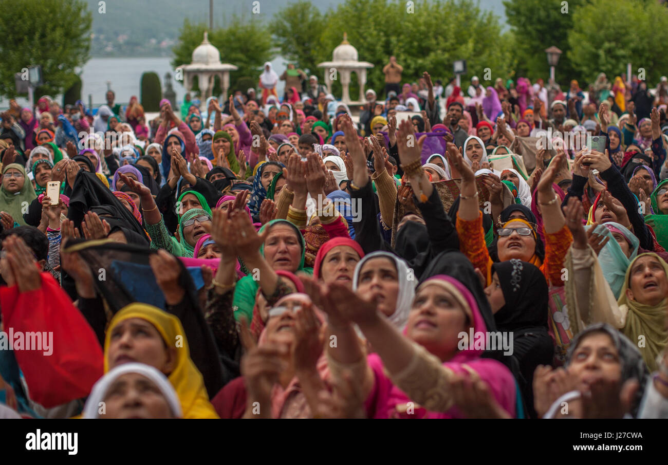 Srinagar, Kashmir. 25th Apr, 2017. Kashmiri Muslim women pray as a head ...