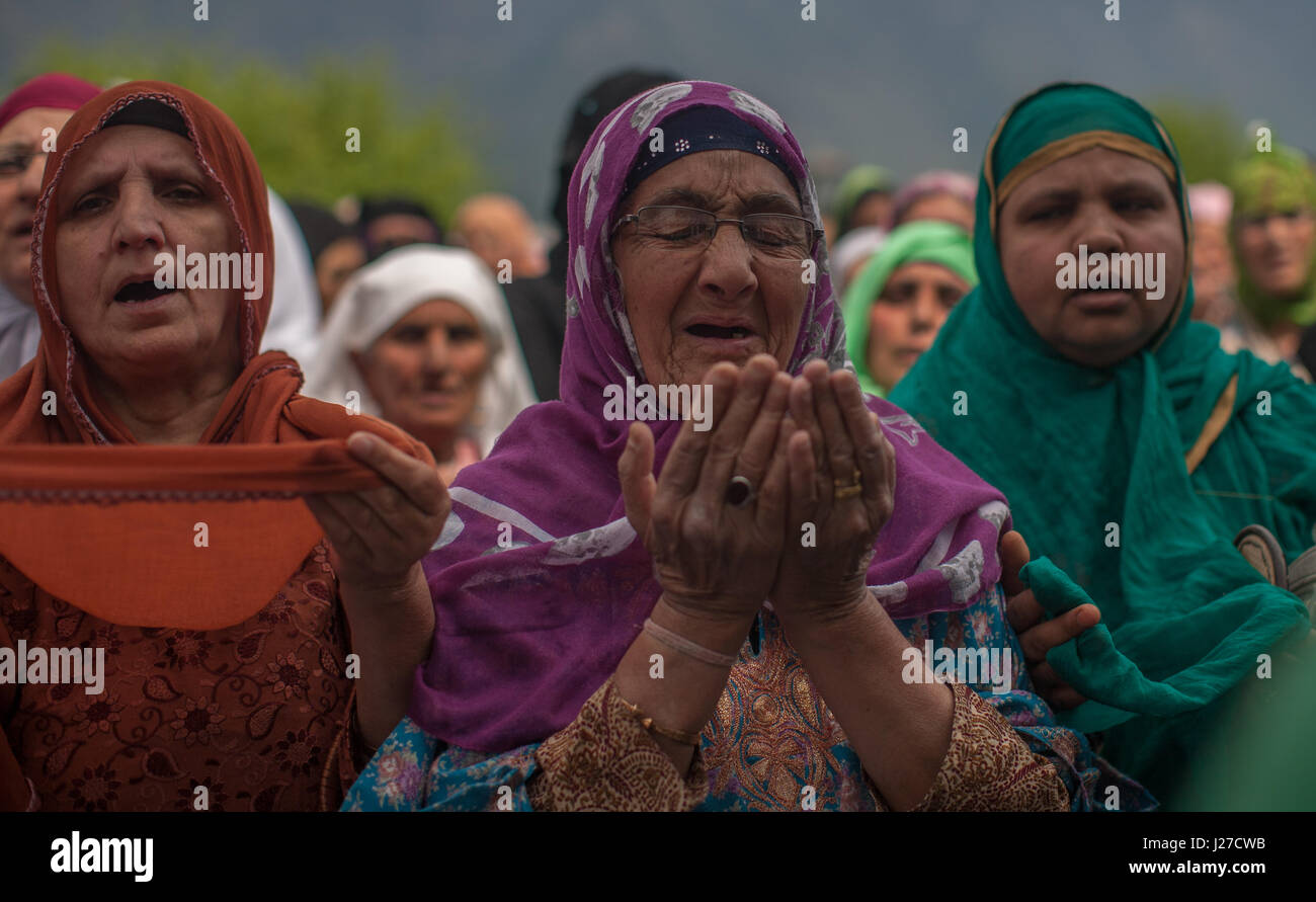 Srinagar, Kashmir. 25th Apr, 2017. Kashmiri Muslim women pray as a head ...