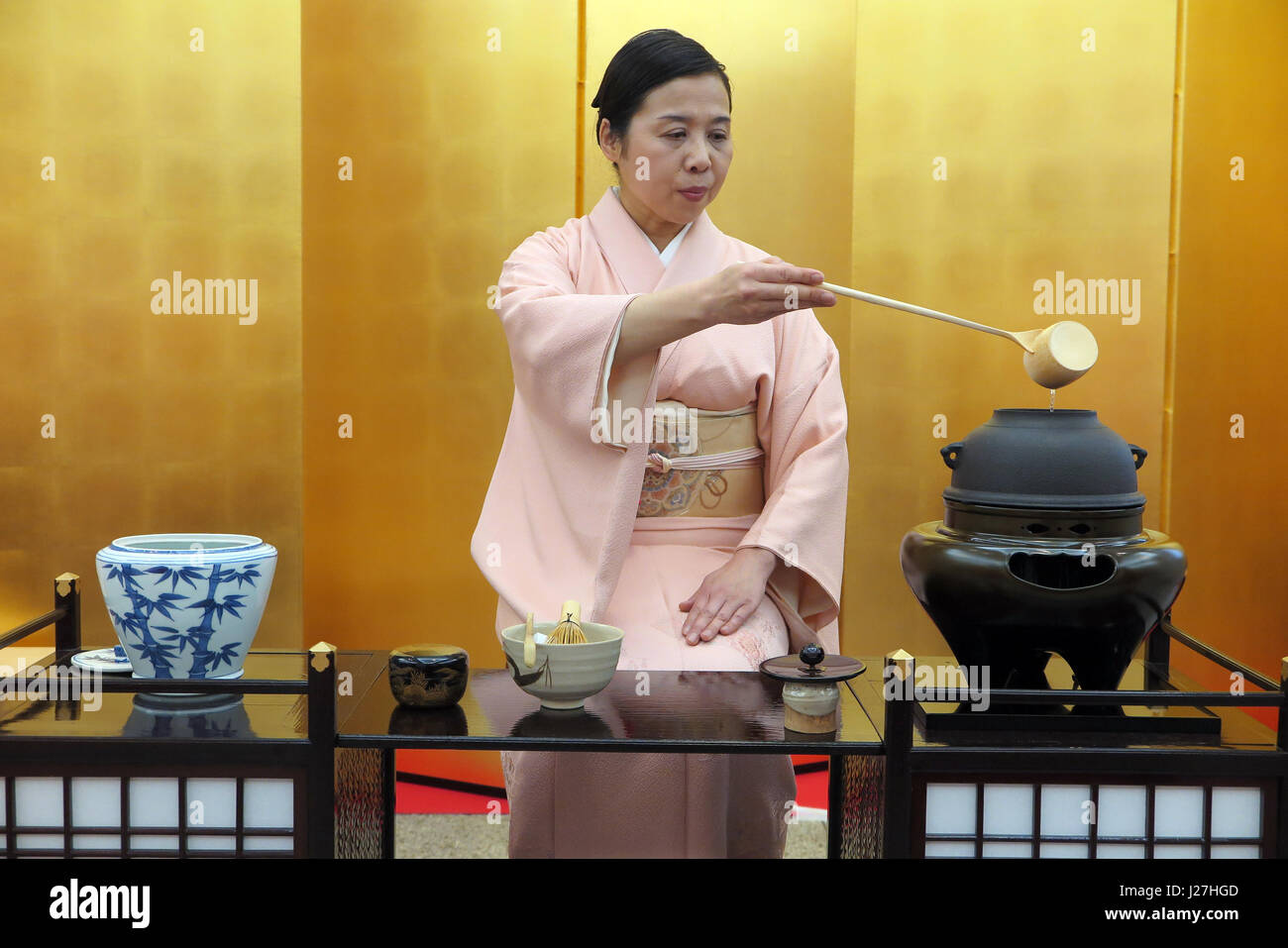 Tokyo, Japan. 20th Apr, 2017. Fuki Wanibe from Japan performs a traditional tea cremony at the Tokyo National Museum in Tokyo, Japan, 20 April 2017. The exhibition 'Chanoyu' presents the art of the tea ceremony until 4 June 2017. Photo: Lars Nicolaysen/dpa/Alamy Live News Stock Photo