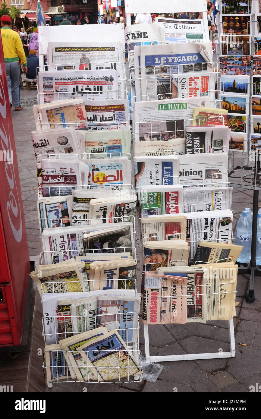 Marrakesh, Morocco. 21st Apr, 2017. Different newspapers in French and Arabic can be seen at the market square Jemaa el-Fnaa in Marrakesh, Morocco, 21 April 2017. Photo: Jens Kalaene/dpa-Zentralbild/ZB/dpa/Alamy Live News Stock Photo