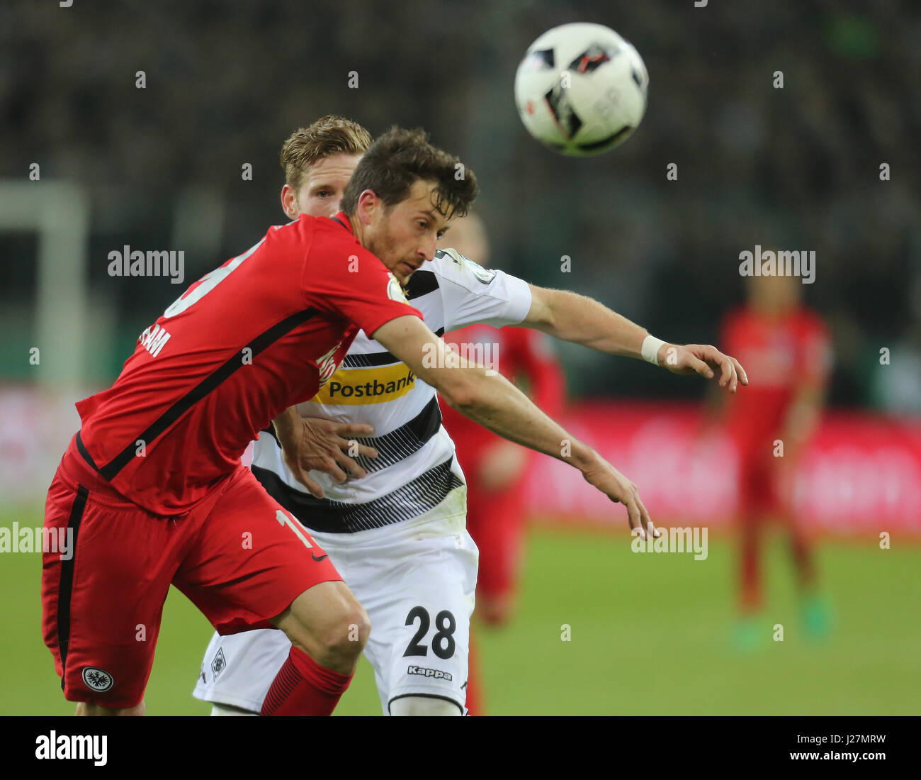 Moenchengladbach, Germany. 25th Apr, 2017. DFB Pokal Halbfinale, Borussia Moenchengladbach - Eintracht Frankfurt, Tackling Andre Hahn (Moenchengladbach) vs David Abraham (SGE, L). Credit: Juergen Schwarz/Alamy Live News Stock Photo