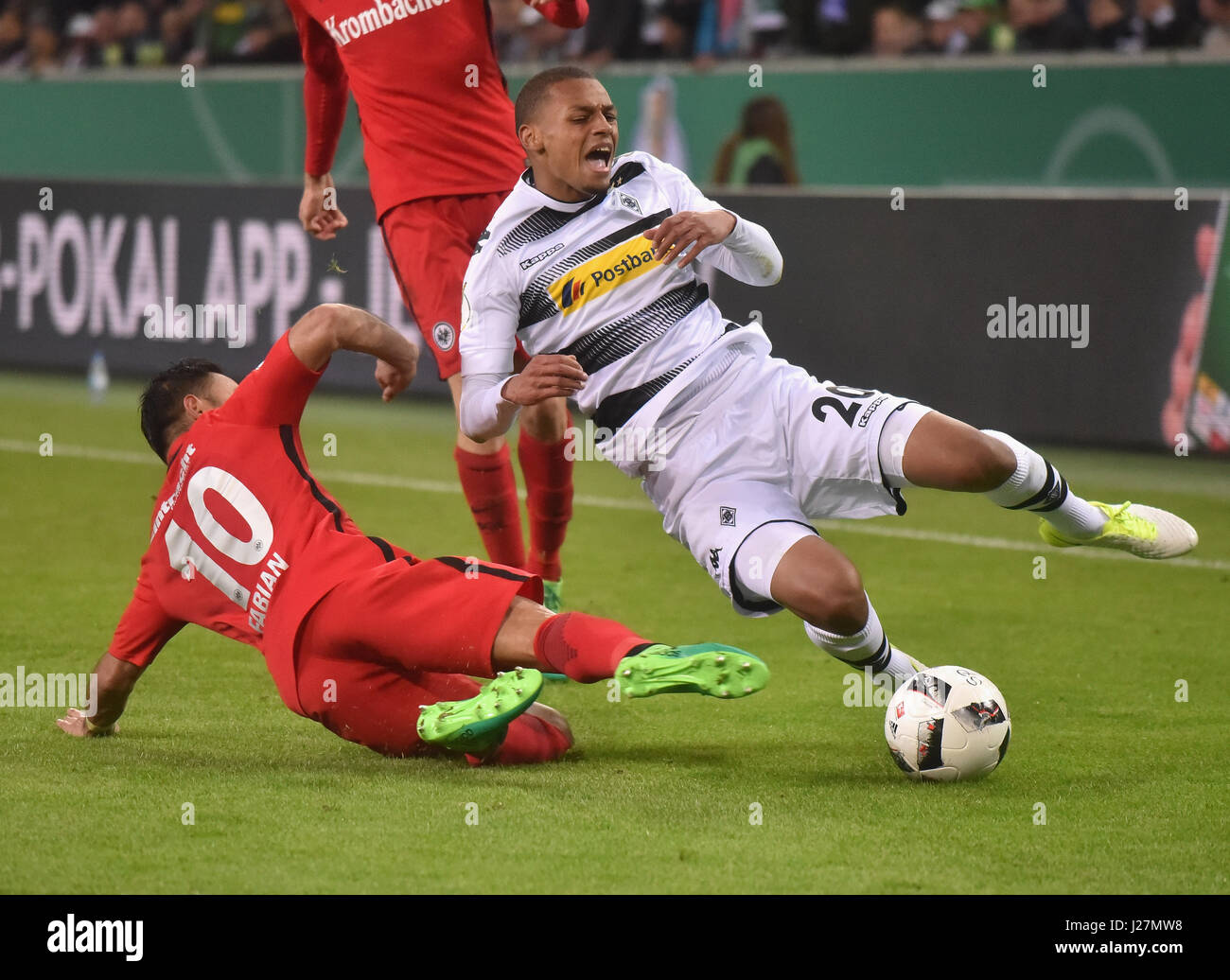 Moenchengladbach, Germany. 25th Apr, 2017. DFB Pokal Halbfinale, Borussia Moenchengladbach - Eintracht Frankfurt, Tackling Marco Fabian (SGE, L) vs Djibril Sow (Moenchengladbach). Credit: Juergen Schwarz/Alamy Live News Stock Photo