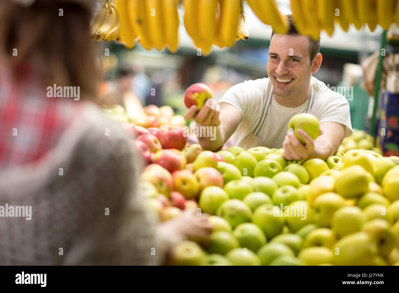 рынок с фруктами с яблоками. продавщица яблок. продавщица яблок на рынке. продавцы яблок. продавец яблок.