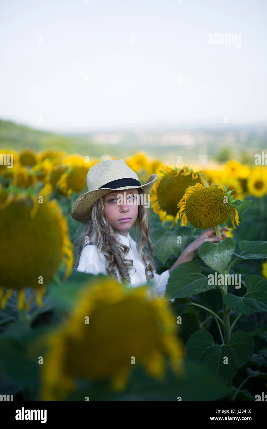 Girl standing in sunflower field hi-res stock photography and images ...