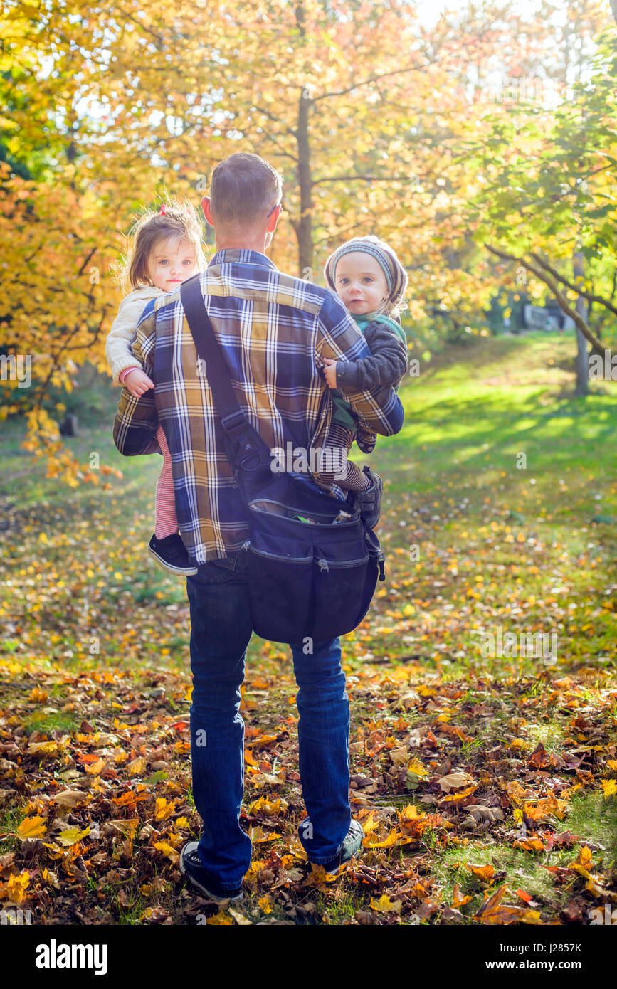 Family 2 daughters rear view hi-res stock photography and images - Alamy
