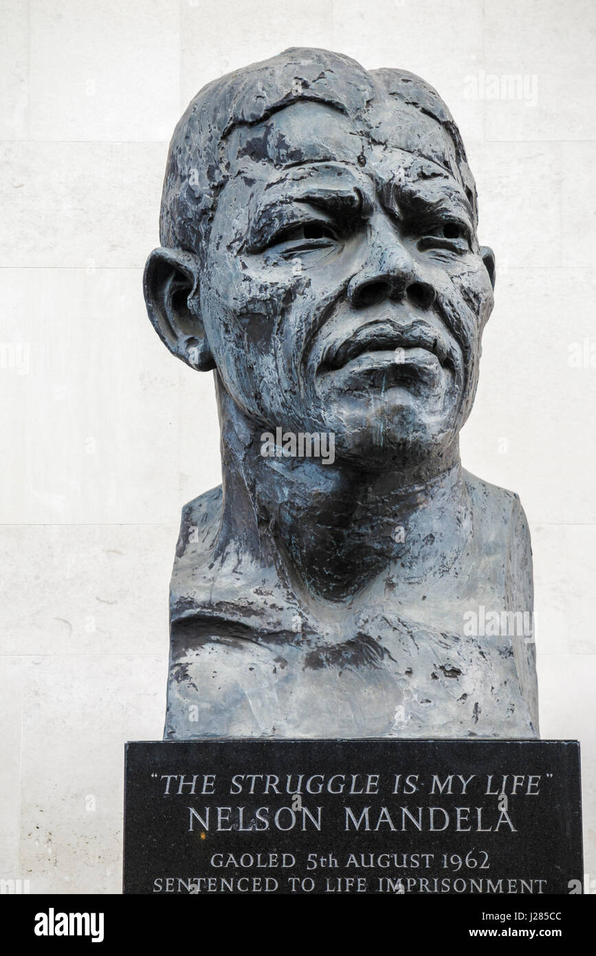 Statue (head and shoulders bust) of Nelson Mandela by Ian Walters in