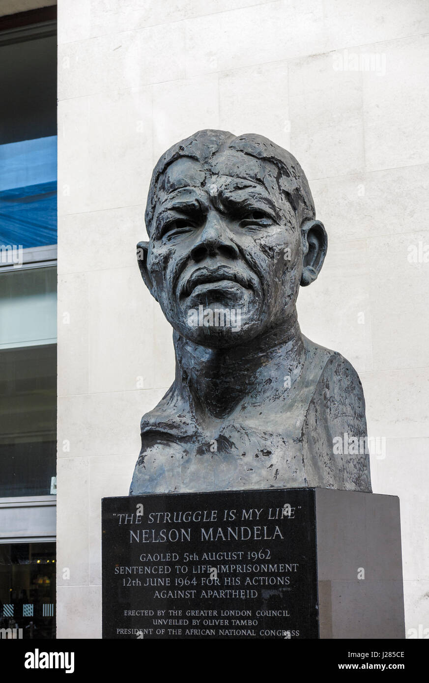 Statue (head and shoulders bust) of Nelson Mandela by Ian Walters in