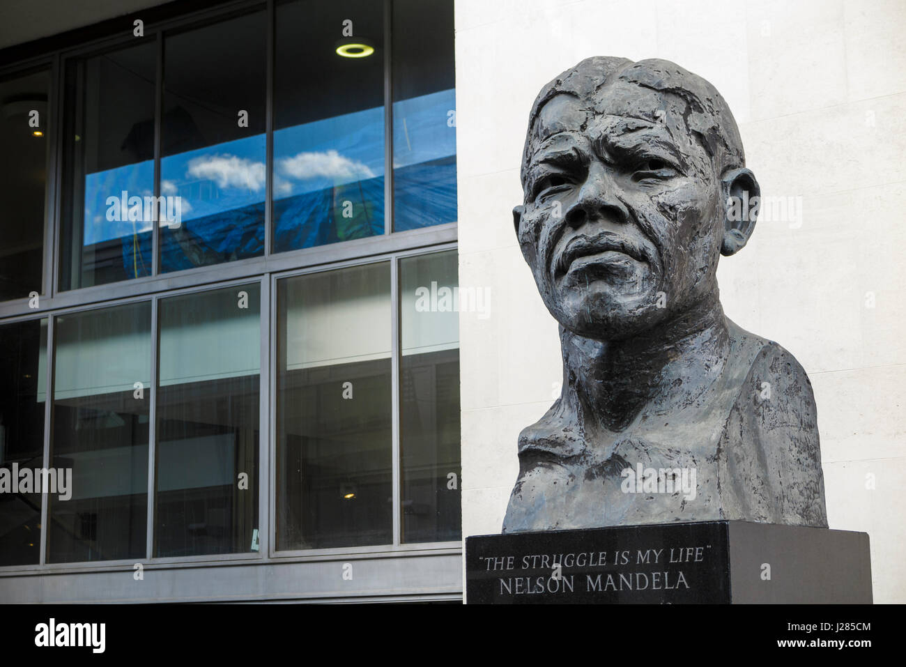 Statue (head and shoulders bust) of Nelson Mandela by Ian Walters in the Southbank Centre
