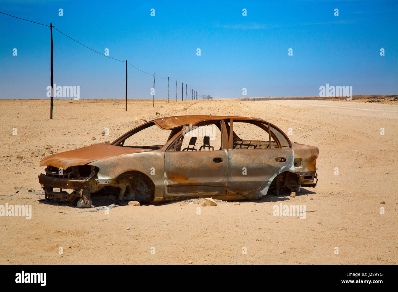 Abandoned wrecked cars hi-res stock photography and images - Alamy