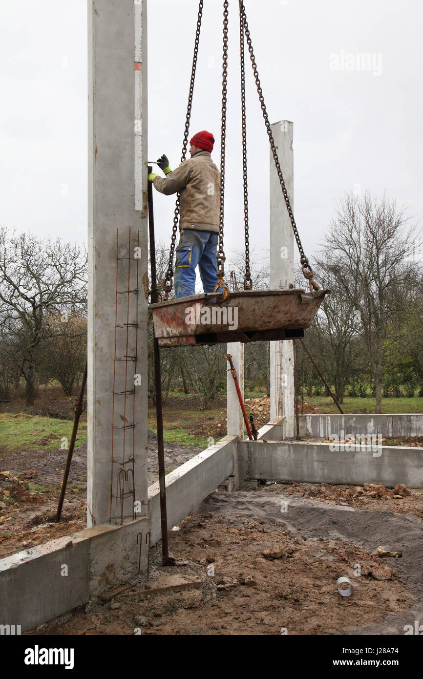 House building, installation of a concrete post on a reinforced
