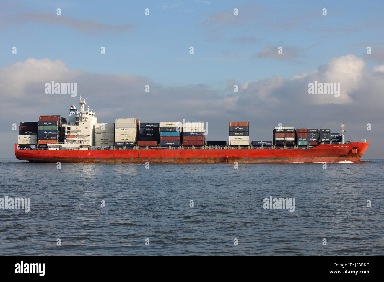 2824 TEU container ship SANTA BETTINA on the river Elbe Stock Photo