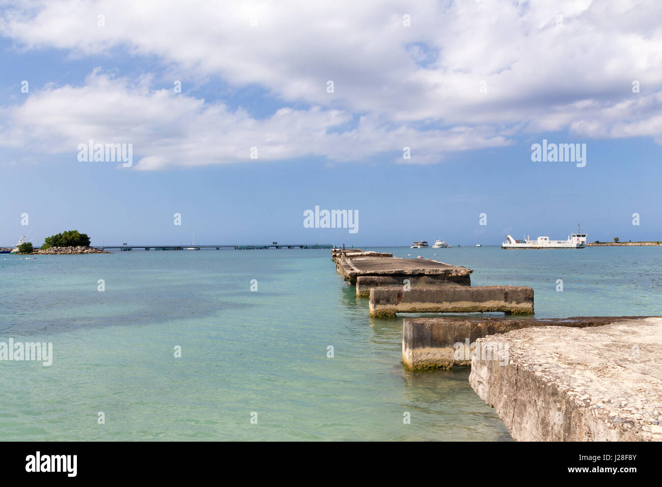 Jamaica, Ocho Rios, Bath Time, Destroyed jetty into the sea in Jamaica Stock Photo - Alamy