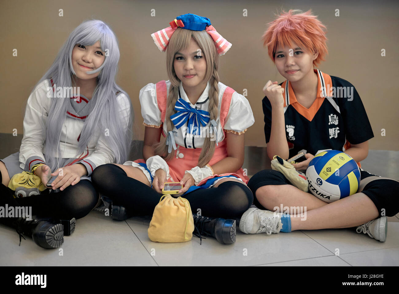 Thailand school girls crossed legs Thailand school girls crossed legs