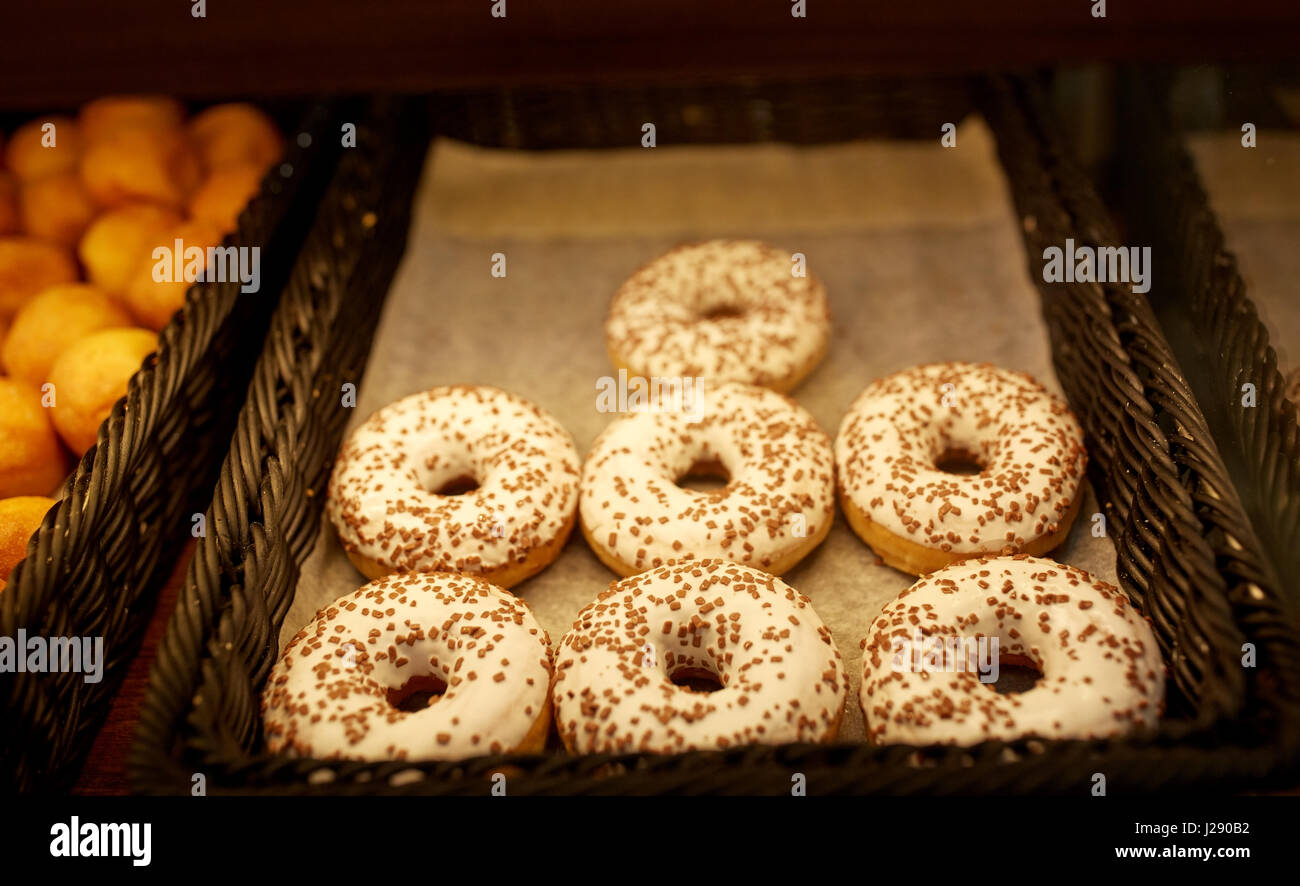 Grocery store donuts hires stock photography and images Alamy