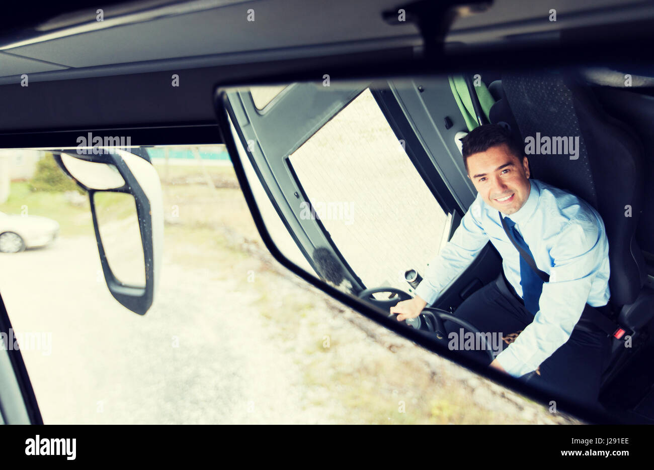 Водитель смотрит в зеркало. Водитель в зеркале. Водитель в отражении зеркала. Зеркало водителя автобуса.