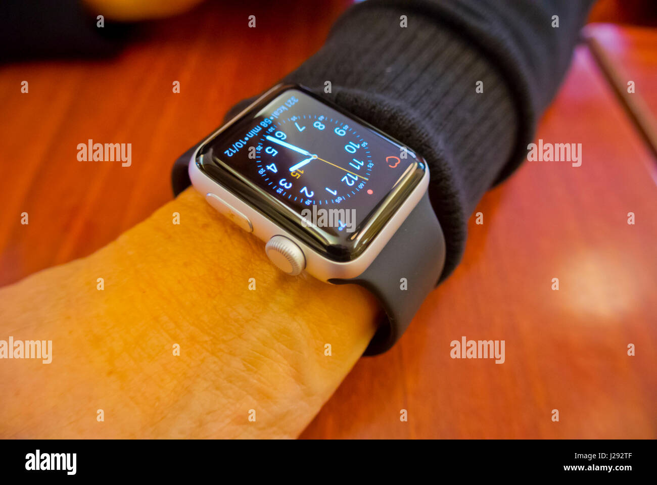 Apple watch wrist hires stock photography and images Alamy