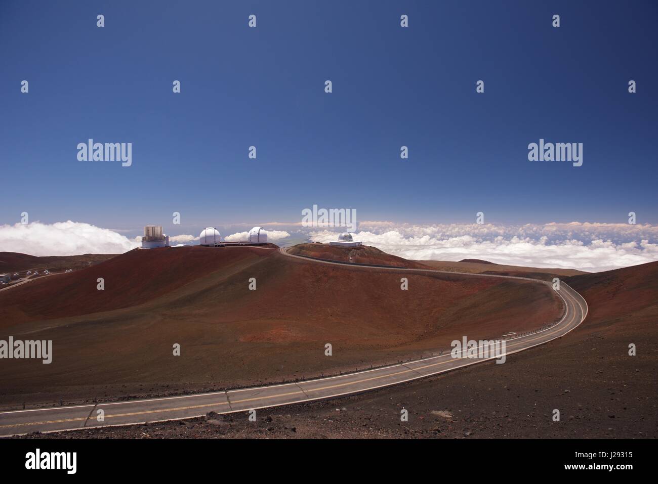 Observatories at Mauna Kea, aloft a dormant volcano on the island of Hawaii. Standing 4,207 m above sea level, its peak is the highest point in the st Stock Photo