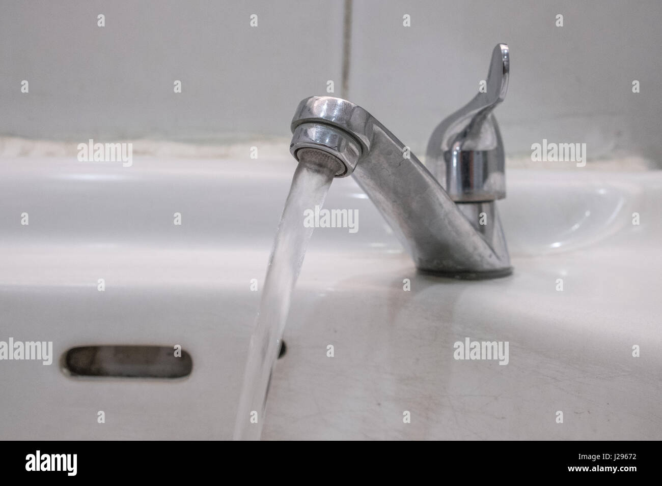 Running bath taps hi-res stock photography and images - Alamy