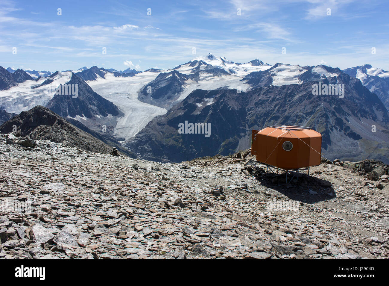 The Rheinland-Pfalz-Biwak is a bivouac box on the summit of the 3252 m high Wassertalkogel (Pitztal, Austria) Stock Photo