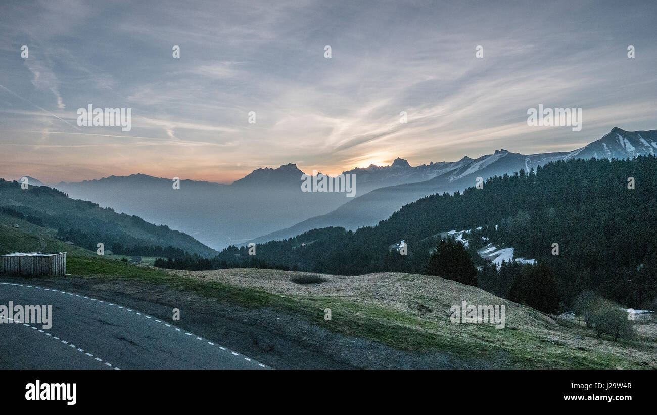 Rising sun sun rising over mountains hi-res stock photography and ...