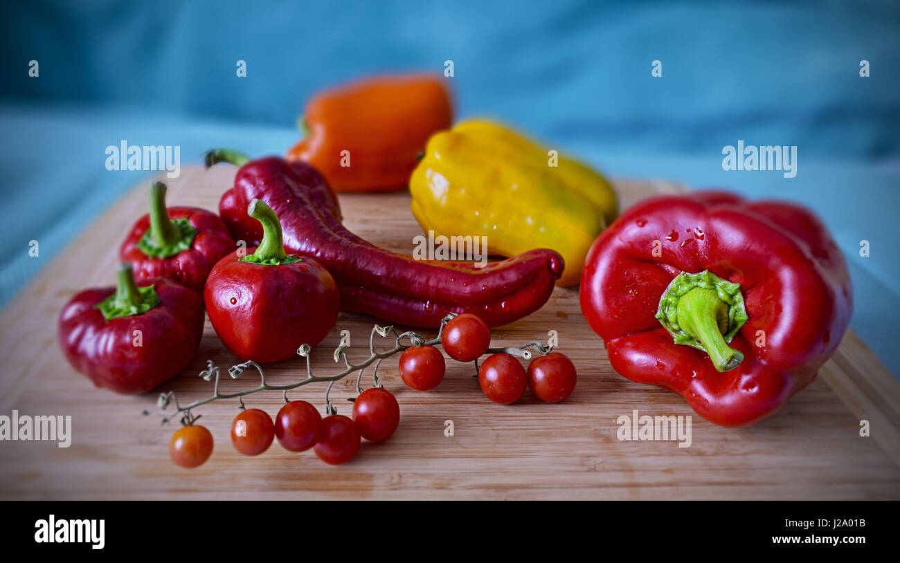 Red yellow orange peppers hi-res stock photography and images - Alamy