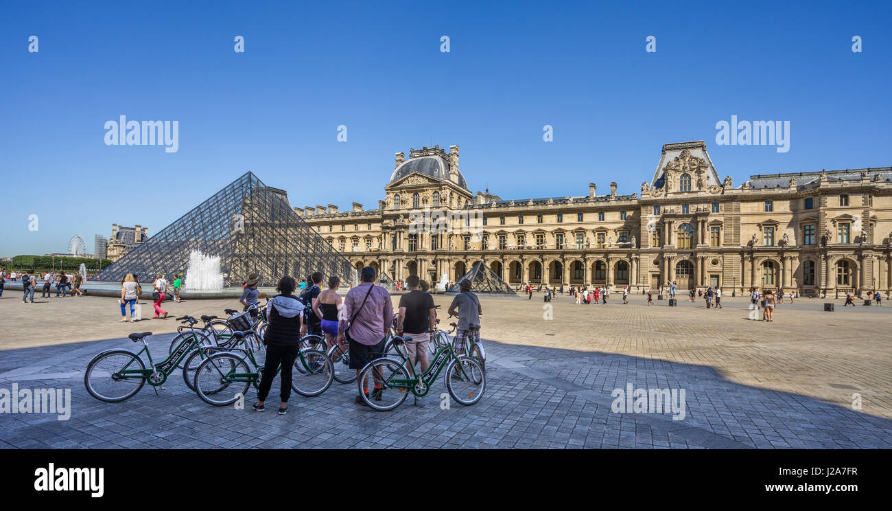 France, Paris, Louvre Palace, view of Napoleon Courtyard with the Louvre Pyramid Stock Photo