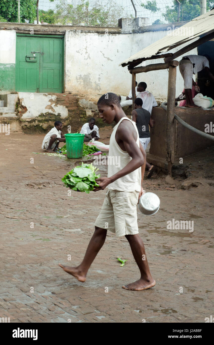 Malawi, Blantyre, Bvumbwe Young Offenders Rehabilitation Centre in Thyolo district where young offenders, convicted and remanded live. It was home to 267 as of mid-March 2012. Convicted preparing food. Stock Photo