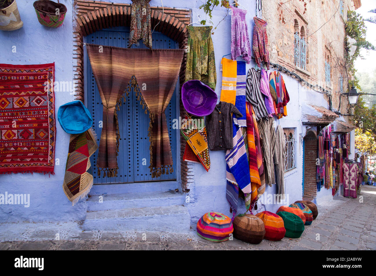 Souvenir shops in the Kasbah, Chefchaouen (Chaouen), Tangeri-Tetouan ...