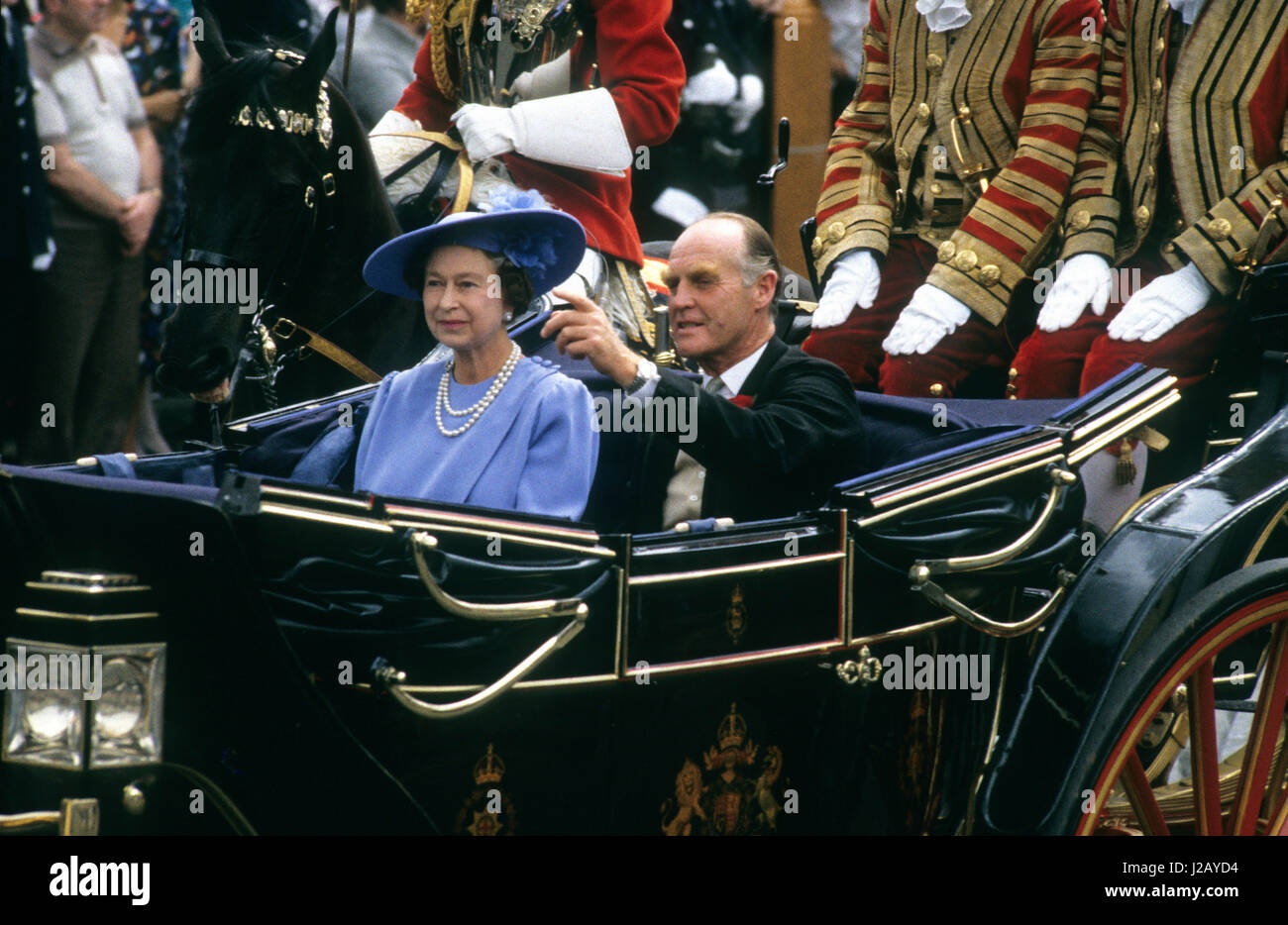 Her Majesty the Queen Elizabeth 11 with Major Ronald Ferguson returning to Buckingham Palace by coach following the wedding of Prince Andrew and Sarah Ferguson 1986 Stock Photo