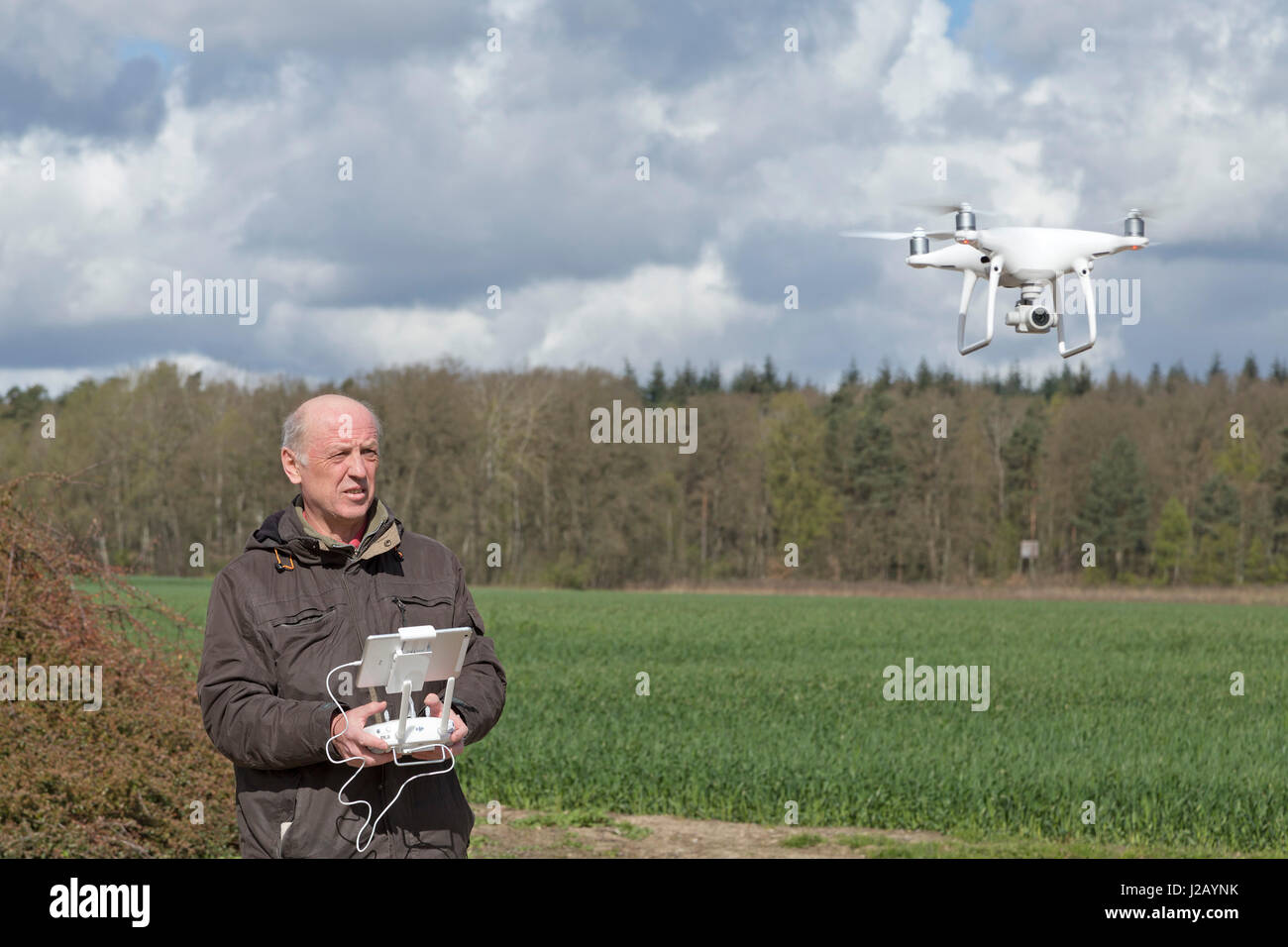 1 159 photos et images de Flying Drone Man - Getty Images