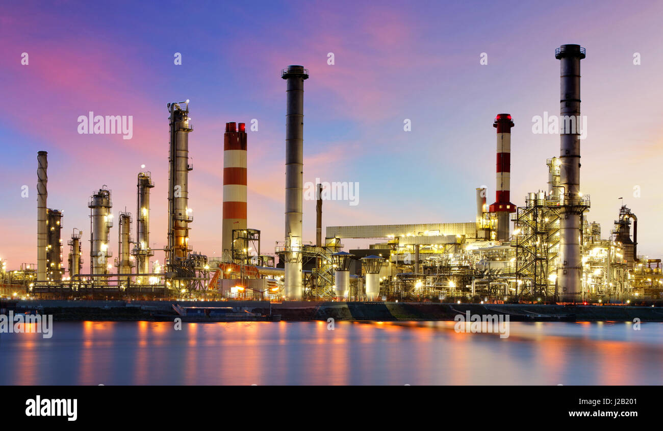 Oil refinery industrial plant at night Stock Photo
