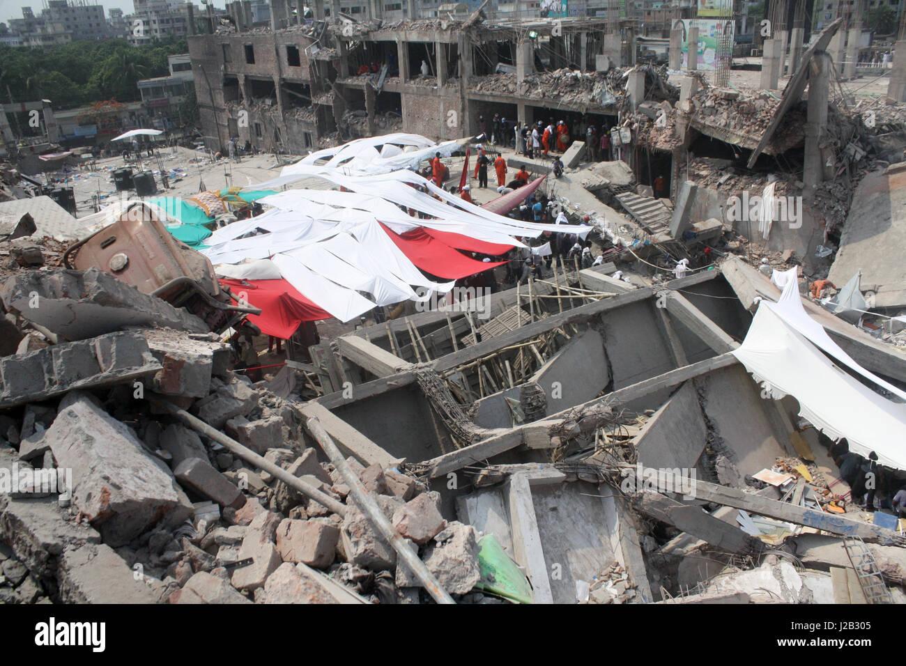 Bangladesh Rescuers Look For Survivors And Victims At The Site Of A Building That Collapsed In 