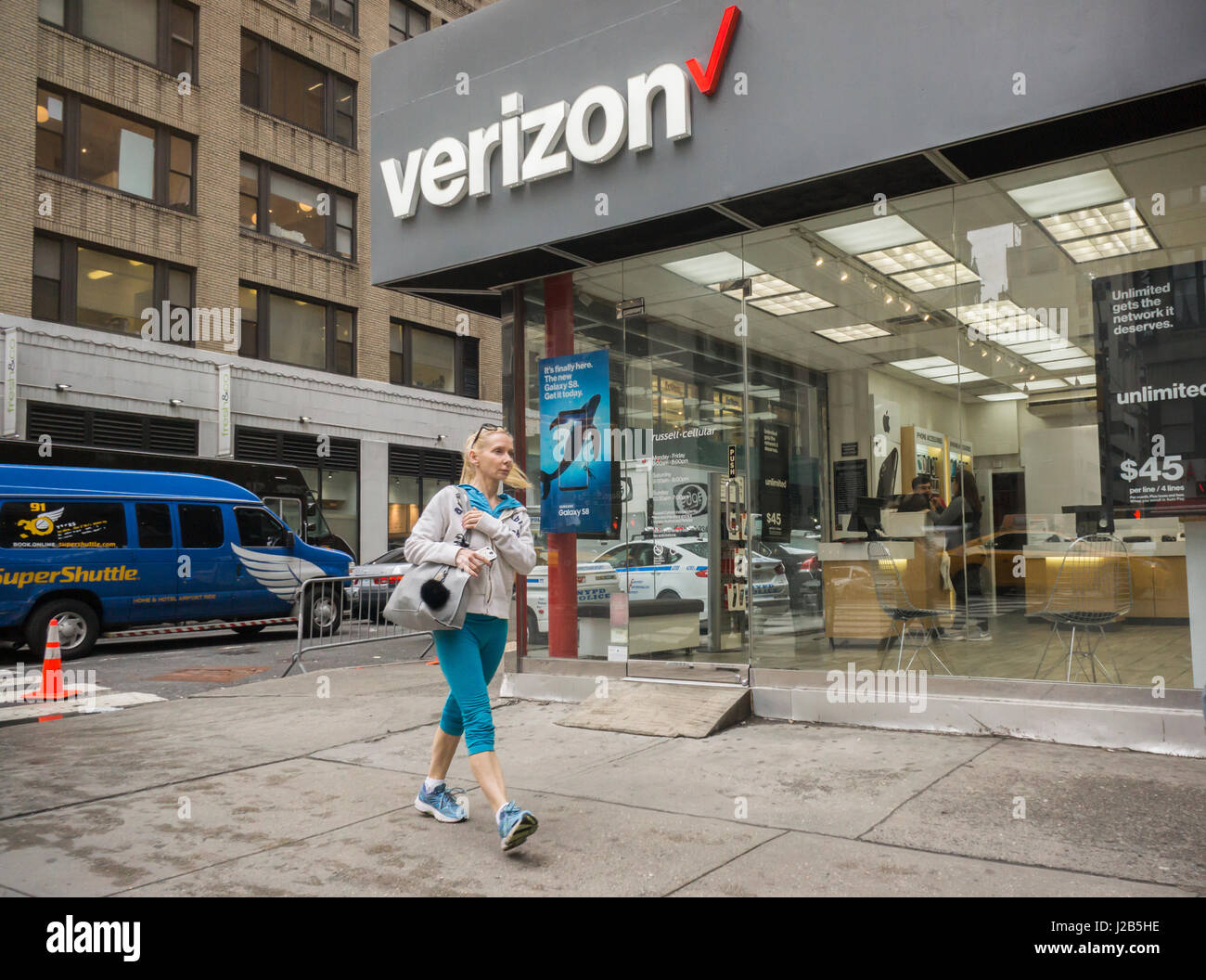 Wireless carriers hi-res stock photography and images - Alamy