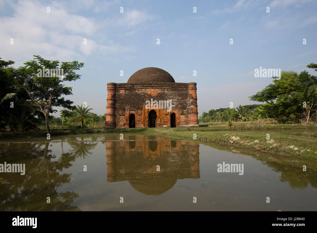 Chunakhola Mosque The single-domed square mosque, located about a mile away to the northwest of the Sixty Dome Mosque at Bagerhat, derives its name fr Stock Photo