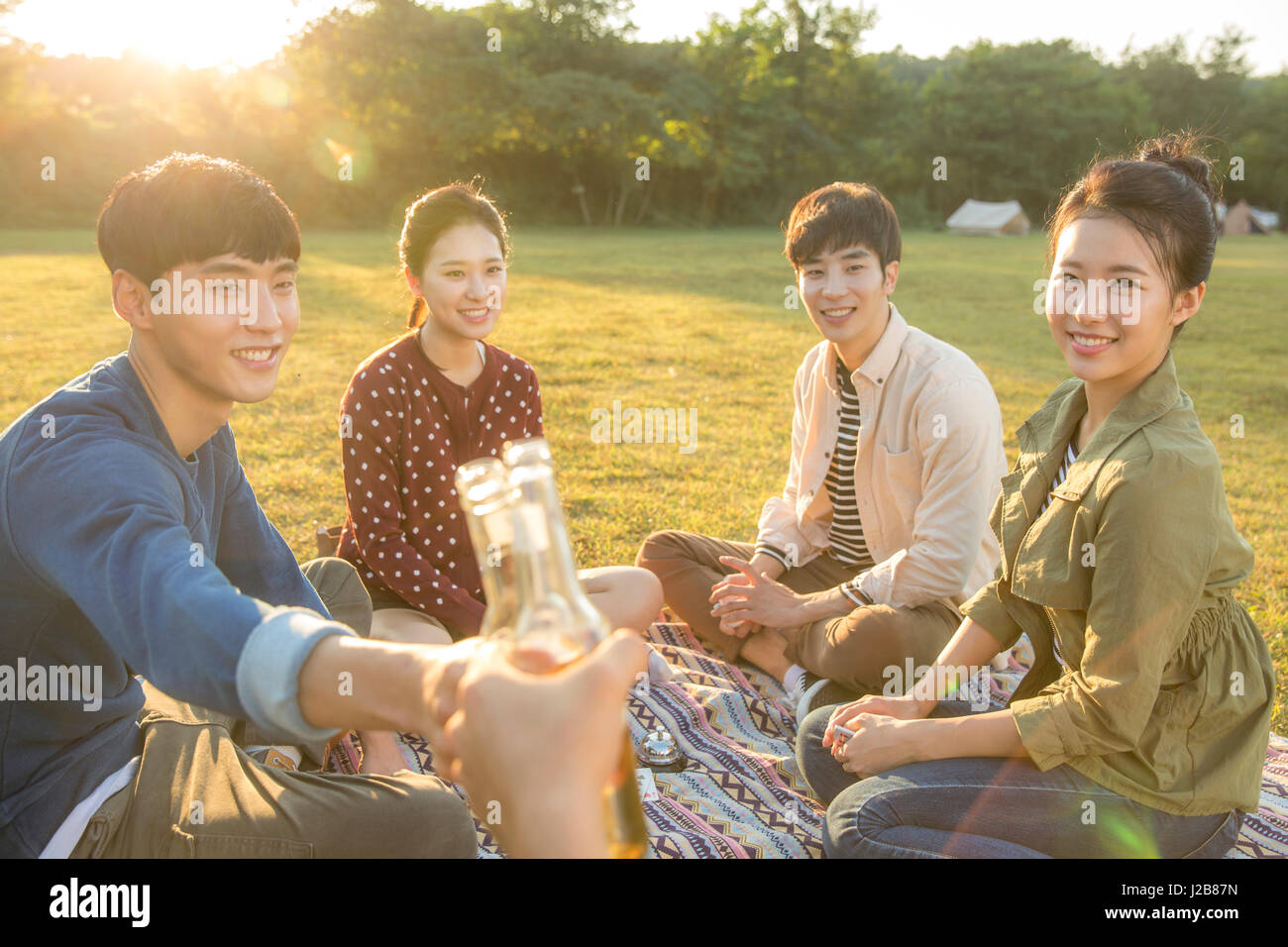 People enjoying picnic hi-res stock photography and images - Alamy