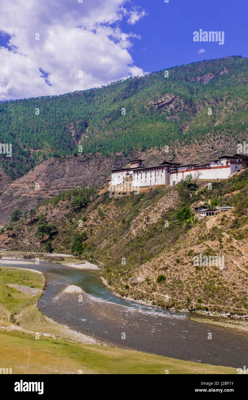 Puna Tsang Chu river in the Phobjikha valley with the Wangdue Phodrang monastery in the background, Bhutan Stock Photo