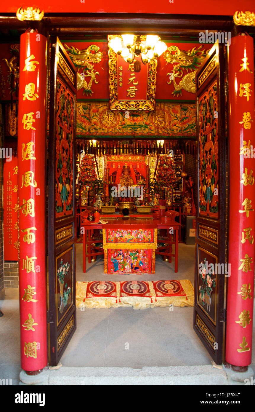 Hong Kong, Sai Kung, village temple Stock Photo - Alamy