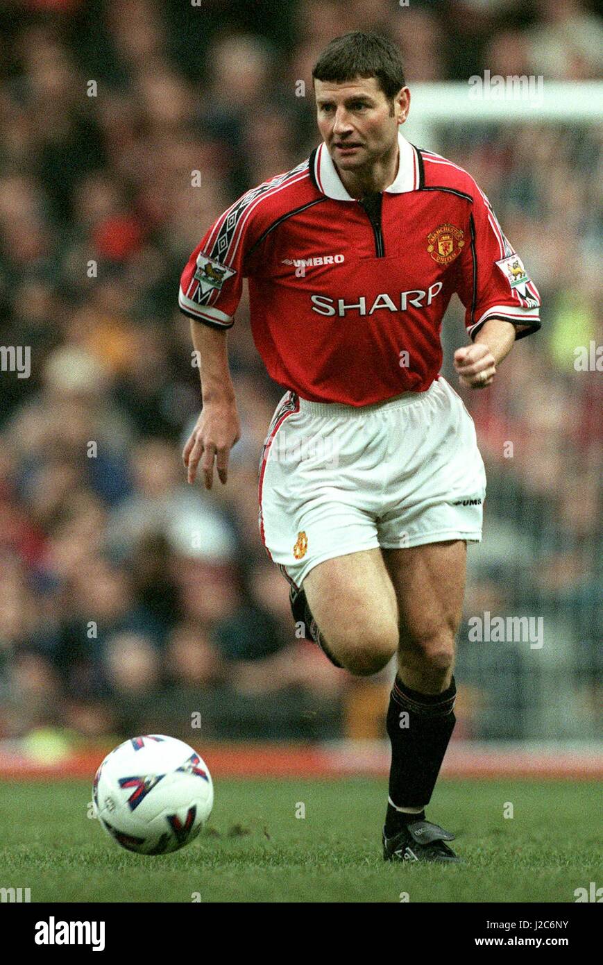 DENIS IRWIN MANCHESTER UNITED FC 29 January 2000 Stock Photo Alamy